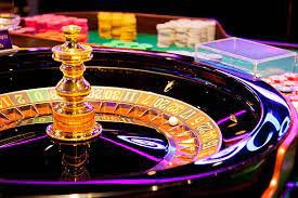 Antarmuka aplikasi mobile m11mpo menampilkan slot Aviator, Sweet Bonanza, dan kasino live